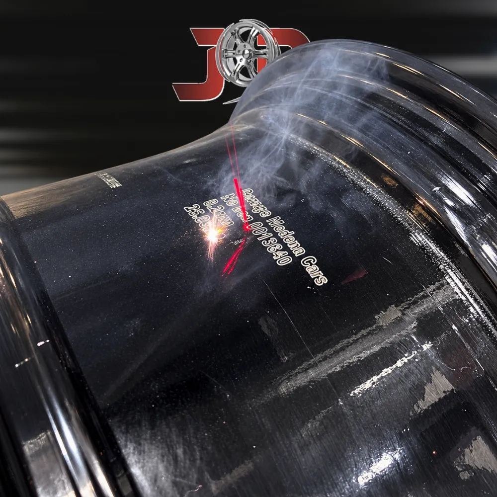 Gravure laser en cours sur une jante, faisceau et marquage