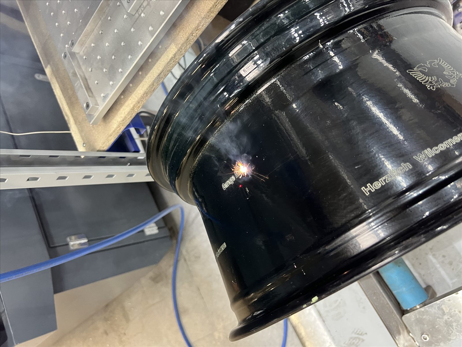 Gravure laser personnalisée sur une jante alu
