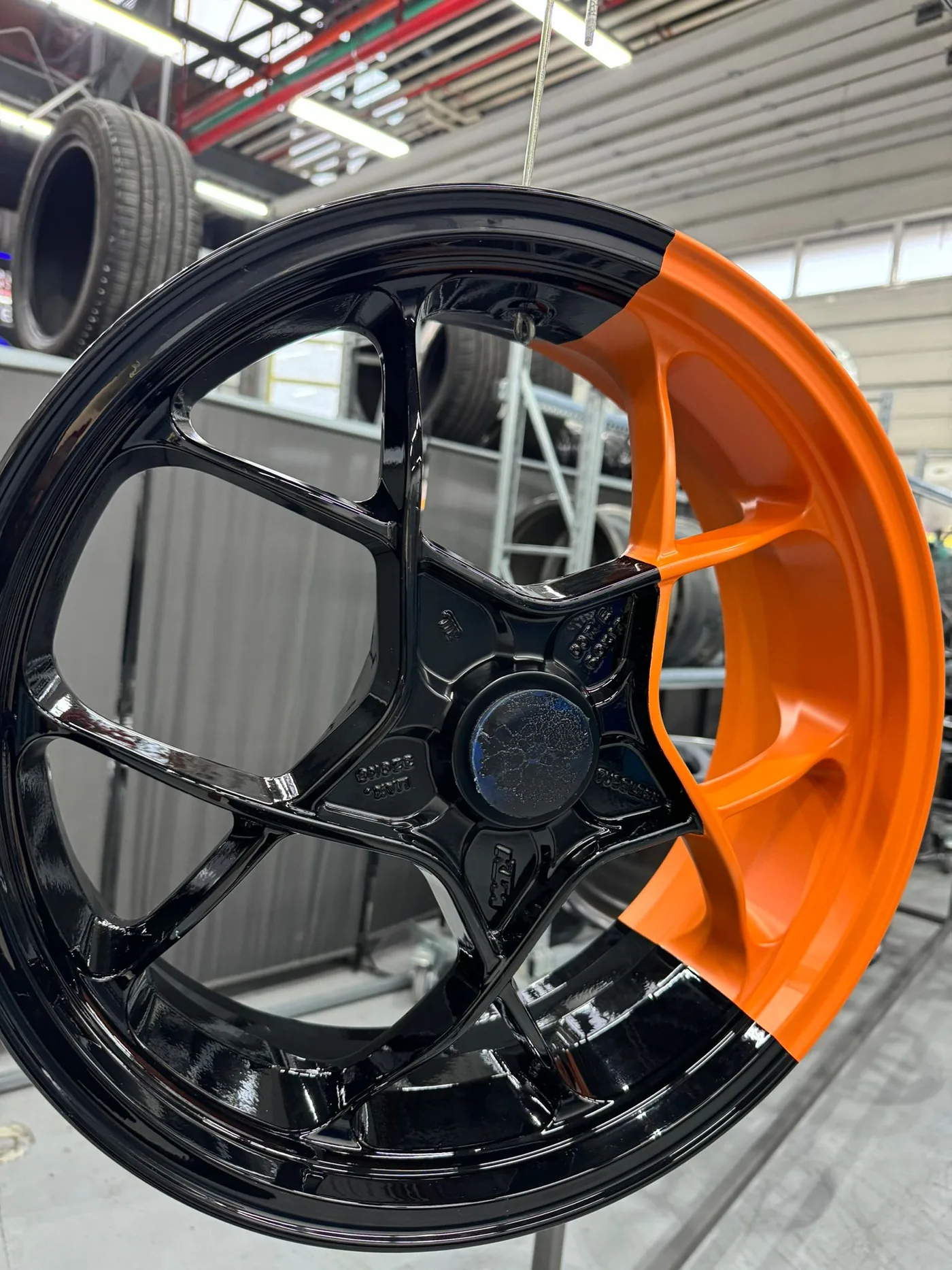Détail d'une jante bi-ton noir et orange, réalisation J9R