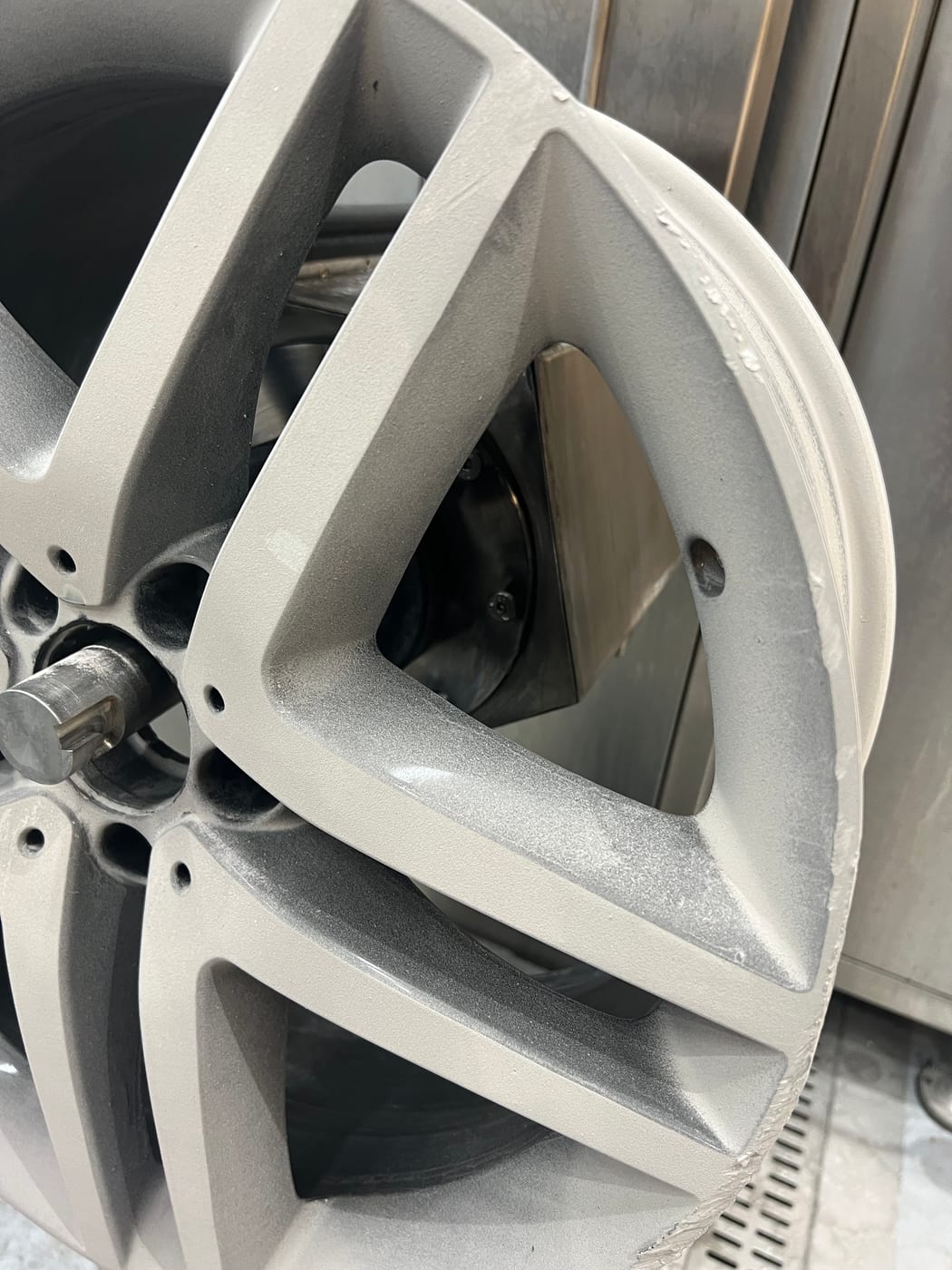 Sablage d'une jante alu pour la mettre à nu